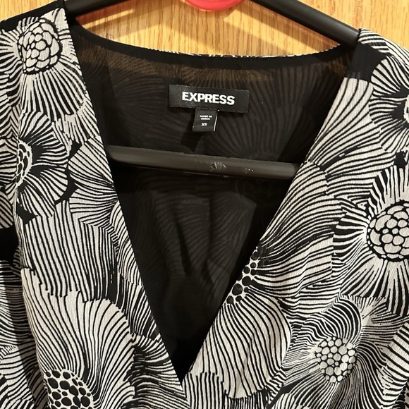 Express- Womens Black And White Flower Patterned Long Sleeve Blouse - Picture 2 of 4